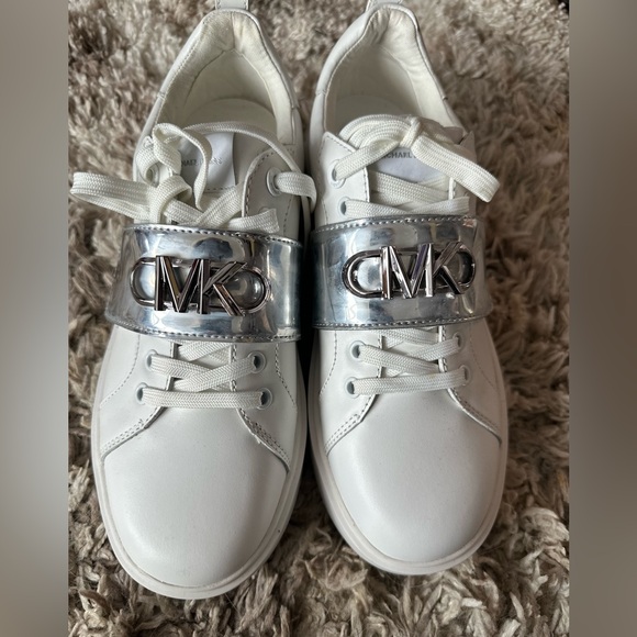 NEW Michael Kors Sneakers Size 7 - Picture 1 of 9